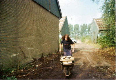 siego trekt een sprintje met de kruiwagen